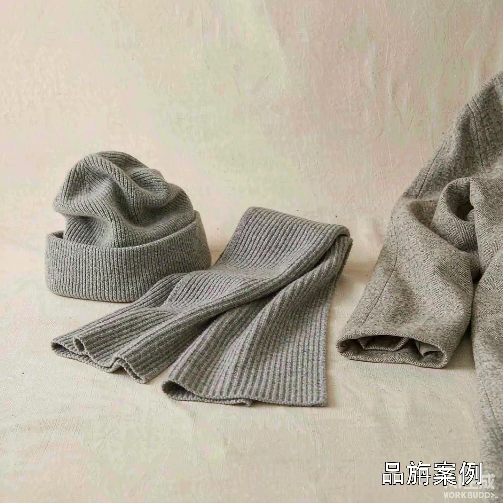 재단사의 작업대: 초크, 가위, 봉제 대기 중인 울 원단