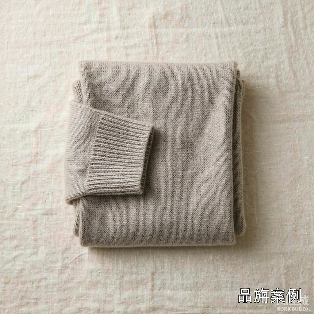 오트밀 색 캐시미어 니트를 접어 올린 플랫레이